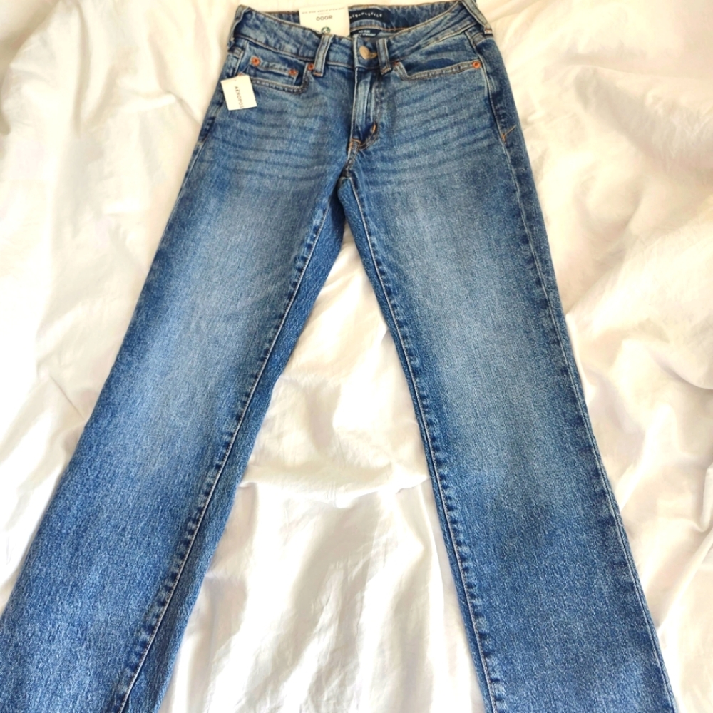 Aeropostale Classic Blue Women's 0 Regular Mid Rise Ankle Straight Regular Jeans